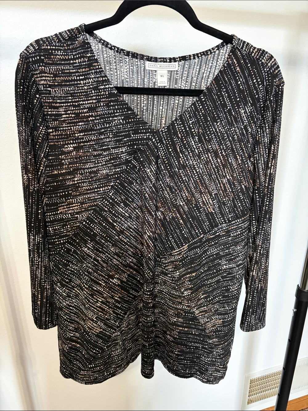 Dana Buchman Black with gray Cream brown speckled Pattern V-Neck blouse